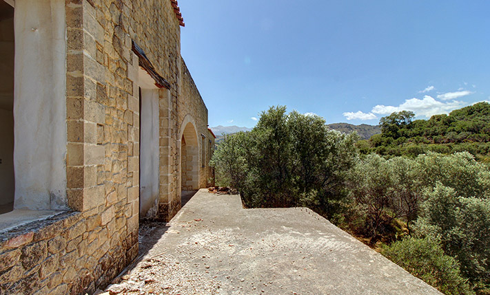 UNFINISHED VILLA WITH VIEWS OVER THE CITY