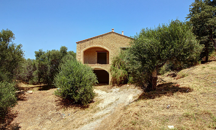 UNFINISHED VILLA WITH VIEWS OVER THE CITY