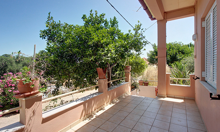 GROUND-LEVEL HOUSE AT THE CITY FRINGE