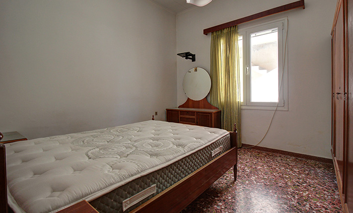 GROUND-LEVEL HOUSE AT THE CITY FRINGE