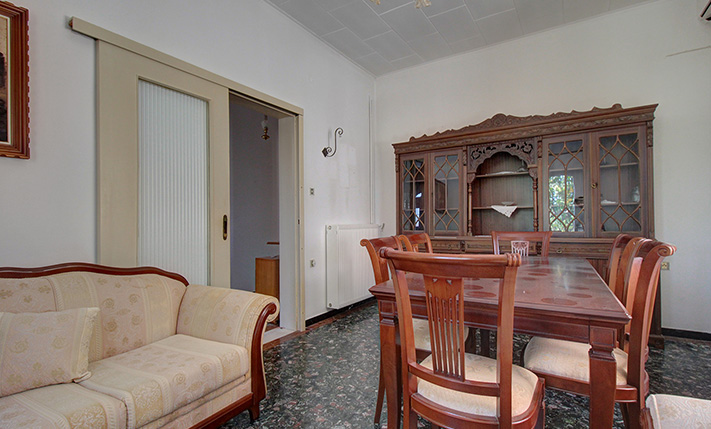 GROUND-LEVEL HOUSE AT THE CITY FRINGE