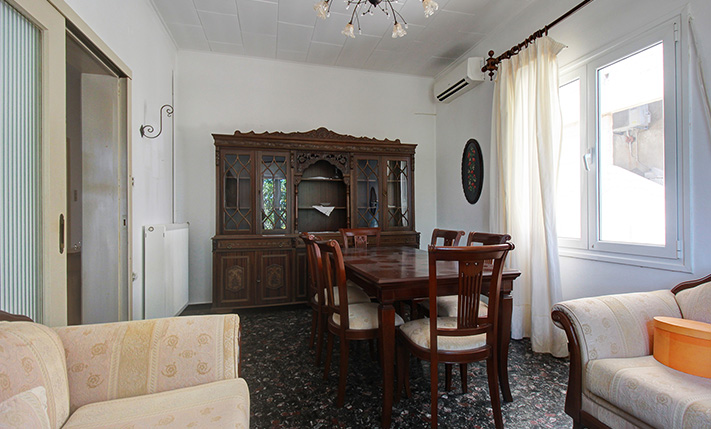 GROUND-LEVEL HOUSE AT THE CITY FRINGE