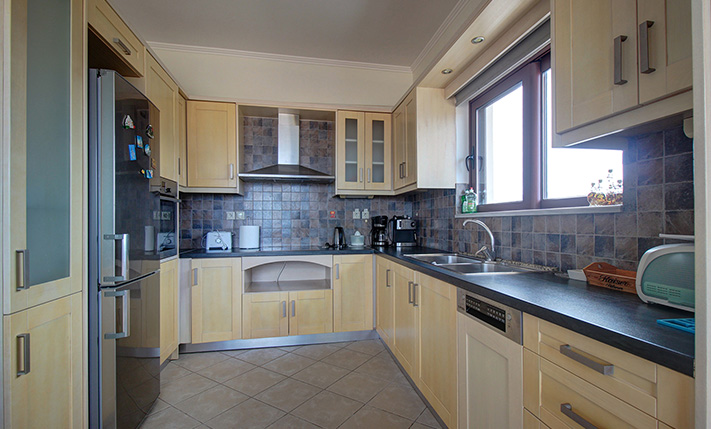 A 2-FAMILY BUILDING WITH SEA VIEWS