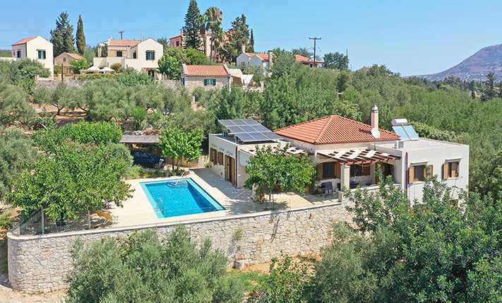 RARE ACCESSIBLE 1-LEVEL VILLA WITH POOL & GARDEN