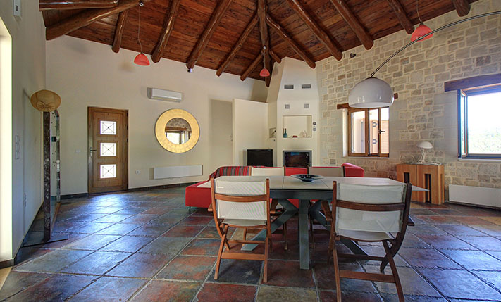 ΕΝΑ ΣΠΑΝΙΟ, ΠΛΗΡΩΣ ΠΡΟΣΒΑΣΙΜΟ ΙΣΟΓΕΙΟ ΜΕ ΠΙΣΙΝΑ