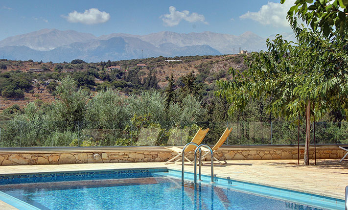 RARE ACCESSIBLE 1-LEVEL VILLA WITH POOL & GARDEN