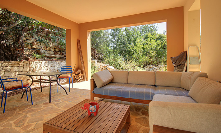 RARE ACCESSIBLE 1-LEVEL VILLA WITH POOL & GARDEN