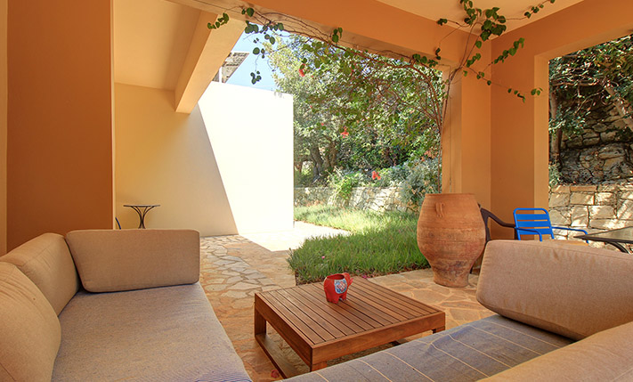 RARE ACCESSIBLE 1-LEVEL VILLA WITH POOL & GARDEN