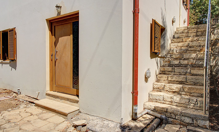 RARE ACCESSIBLE 1-LEVEL VILLA WITH POOL & GARDEN