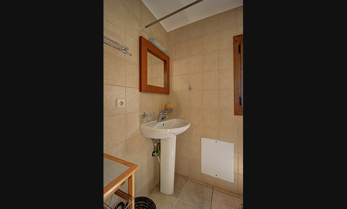 RARE ACCESSIBLE 1-LEVEL VILLA WITH POOL & GARDEN