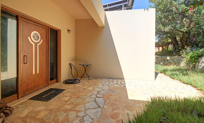 RARE ACCESSIBLE 1-LEVEL VILLA WITH POOL & GARDEN