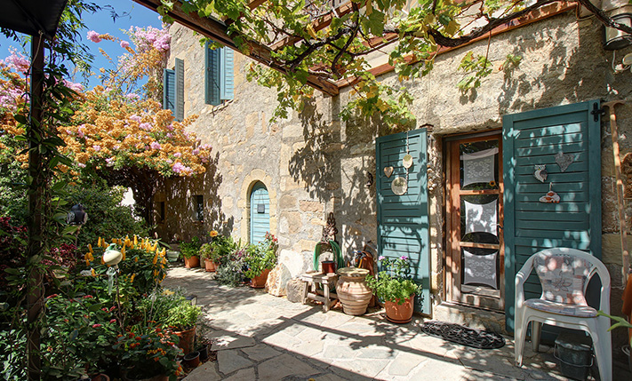 A LARGE VERSATILE PROPERTY IN HISTORIC VILLAGE