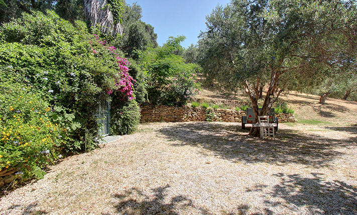 A VERSATILE RUSTIC RETREAT IN ABSOLUTE PRIVACY