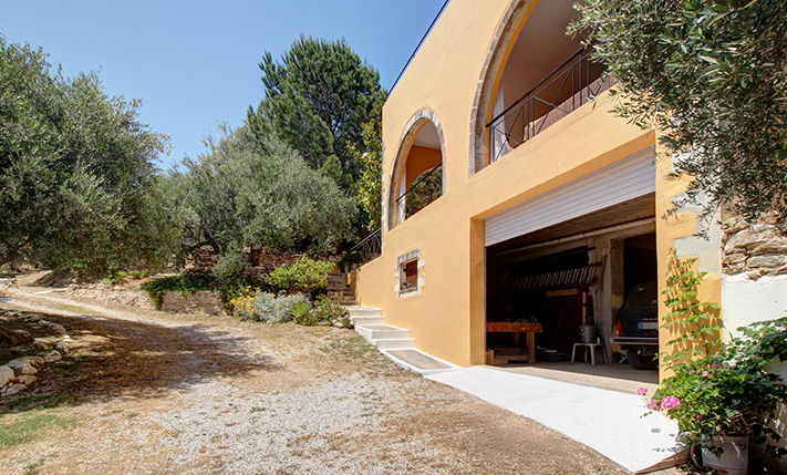 A VERSATILE RUSTIC RETREAT IN ABSOLUTE PRIVACY