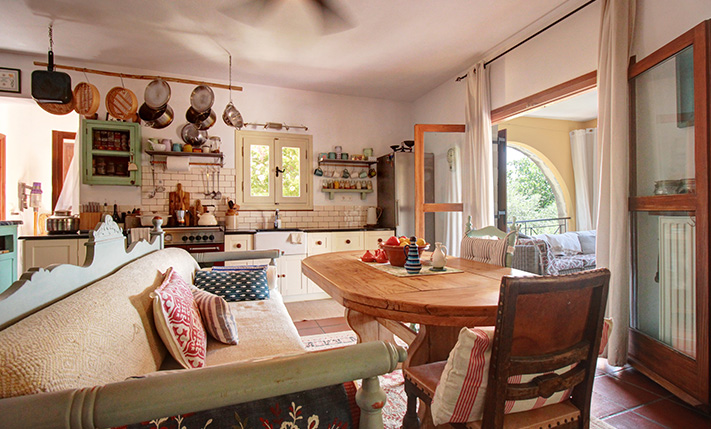 A VERSATILE RUSTIC RETREAT IN ABSOLUTE PRIVACY