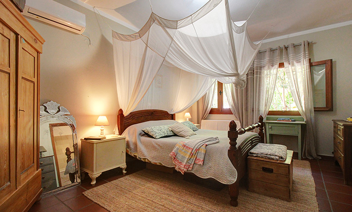 A VERSATILE RUSTIC RETREAT IN ABSOLUTE PRIVACY