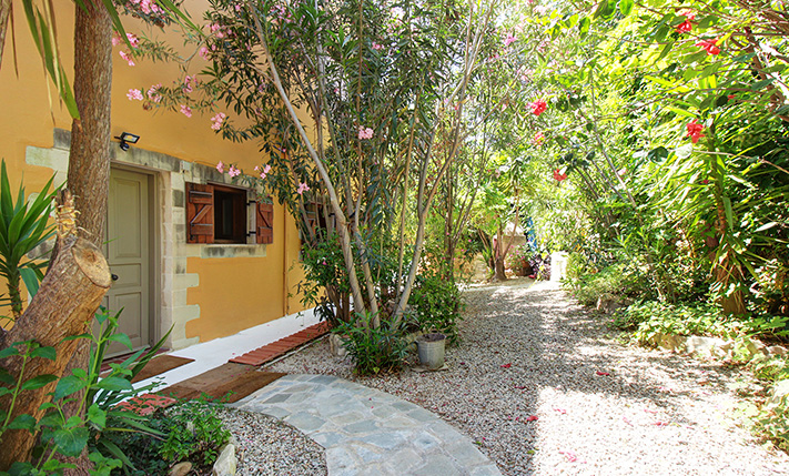 A VERSATILE RUSTIC RETREAT IN ABSOLUTE PRIVACY