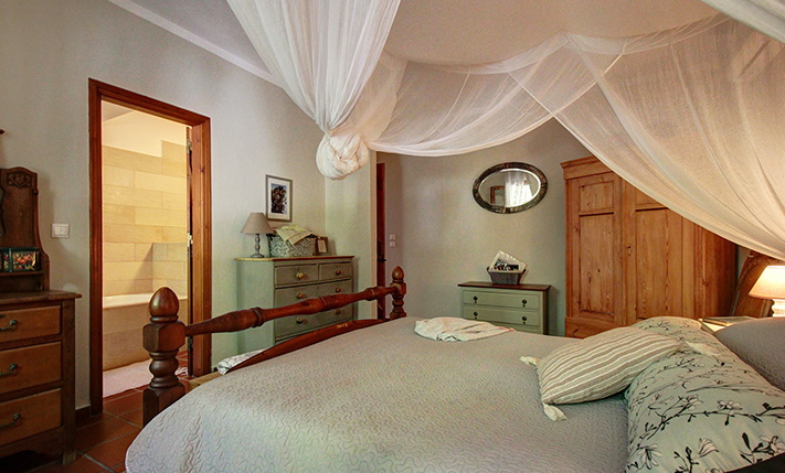 A VERSATILE RUSTIC RETREAT IN ABSOLUTE PRIVACY