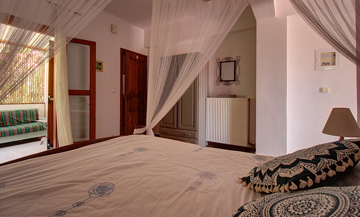 A VERSATILE RUSTIC RETREAT IN ABSOLUTE PRIVACY