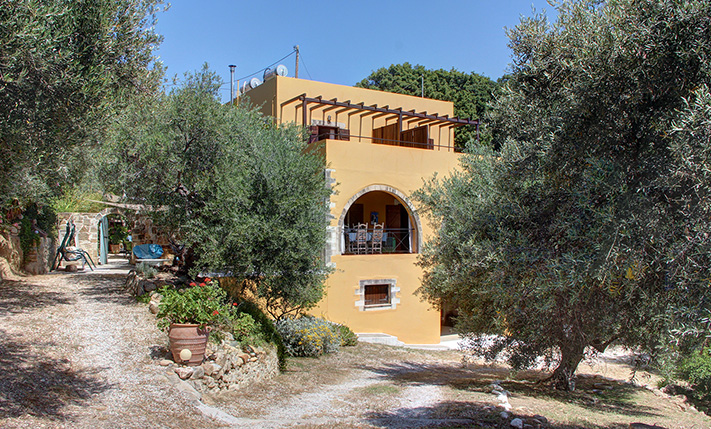 A VERSATILE RUSTIC RETREAT IN ABSOLUTE PRIVACY