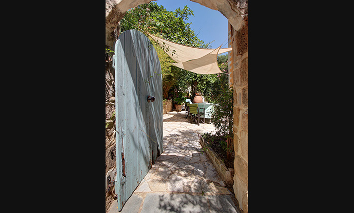 A VERSATILE RUSTIC RETREAT IN ABSOLUTE PRIVACY