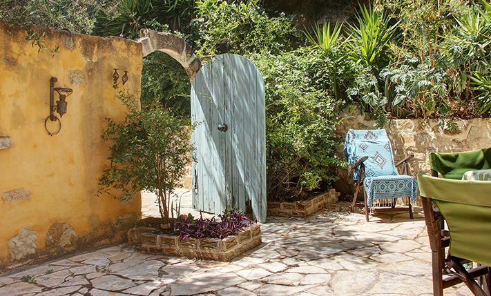 A VERSATILE RUSTIC RETREAT IN ABSOLUTE PRIVACY