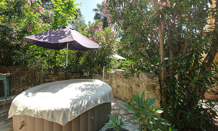 A VERSATILE RUSTIC RETREAT IN ABSOLUTE PRIVACY