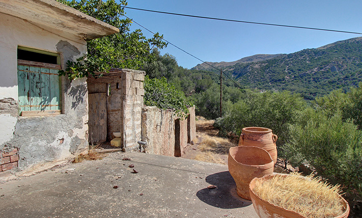 PERFECTLY ORIENTED WITH VIEWS NEAR PALAIOCHORA