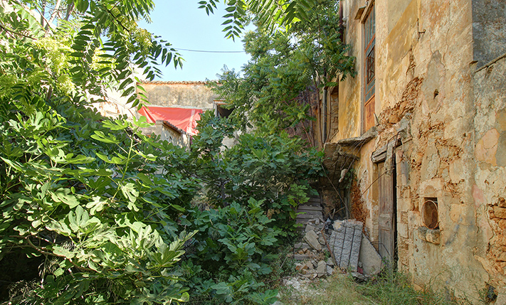AN OLD PROTECTED MANSION SUITABLE FOR A HOTEL