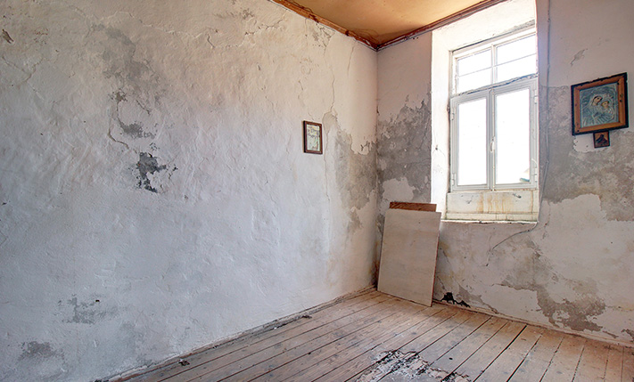 DRAMATIC SURROUNDINGS & AMPLE SPACES