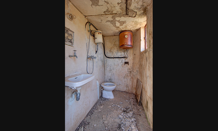 DRAMATIC SURROUNDINGS & AMPLE SPACES