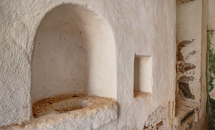 DRAMATIC SURROUNDINGS & AMPLE SPACES