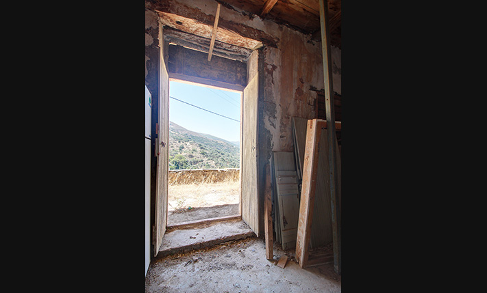 DRAMATIC SURROUNDINGS & AMPLE SPACES