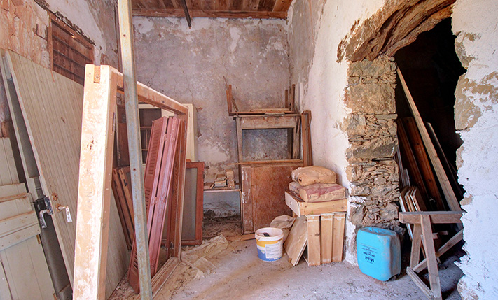 DRAMATIC SURROUNDINGS & AMPLE SPACES