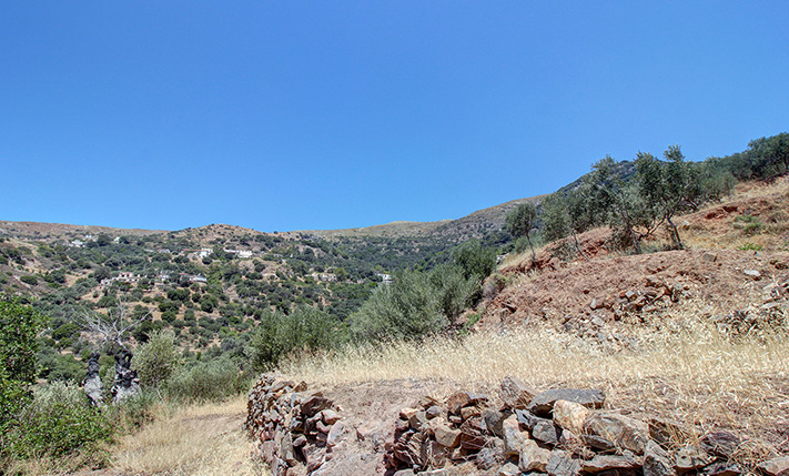 DRAMATIC SURROUNDINGS & AMPLE SPACES