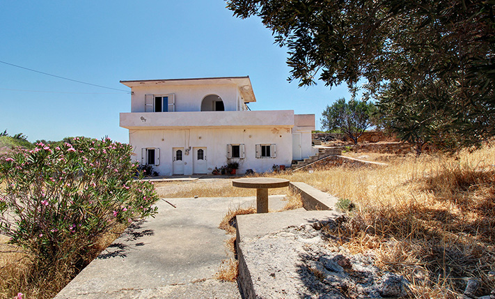 2-UNIT BUILDING IN TOURIST LOCATION