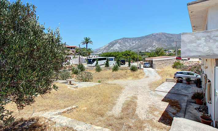 2-UNIT BUILDING IN TOURIST LOCATION