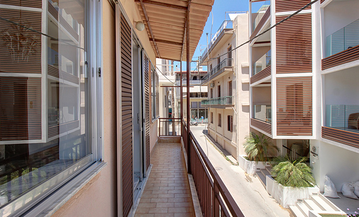 60'S CHARM ON THE TOP FLOOR OF A 2-UNIT BUILDING