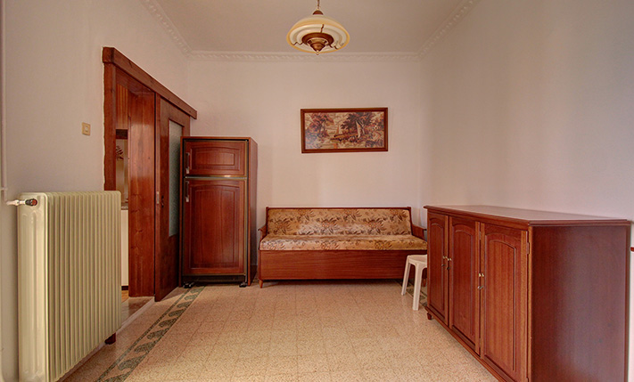 60'S CHARM ON THE TOP FLOOR OF A 2-UNIT BUILDING