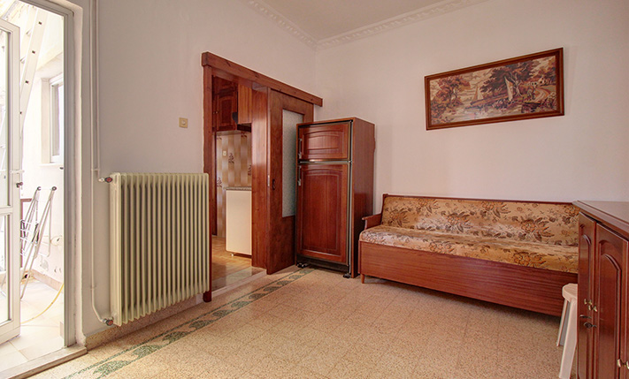 60'S CHARM ON THE TOP FLOOR OF A 2-UNIT BUILDING