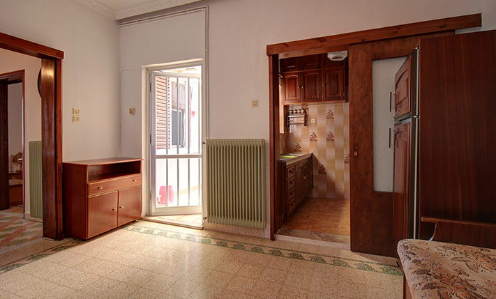 60'S CHARM ON THE TOP FLOOR OF A 2-UNIT BUILDING