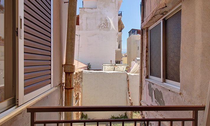 60'S CHARM ON THE TOP FLOOR OF A 2-UNIT BUILDING