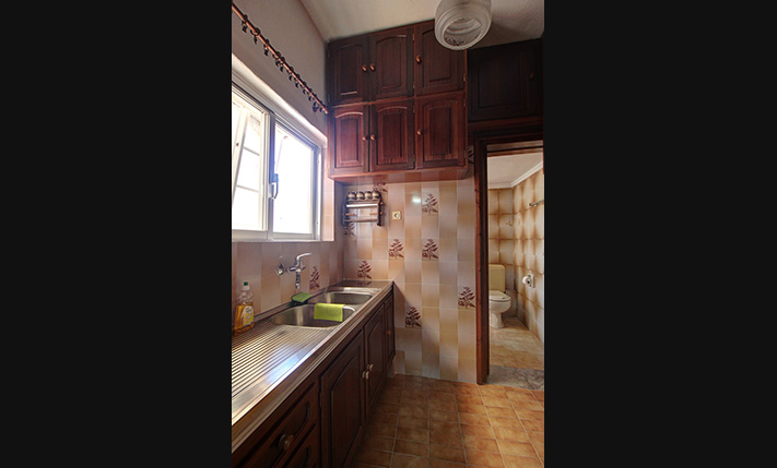 60'S CHARM ON THE TOP FLOOR OF A 2-UNIT BUILDING