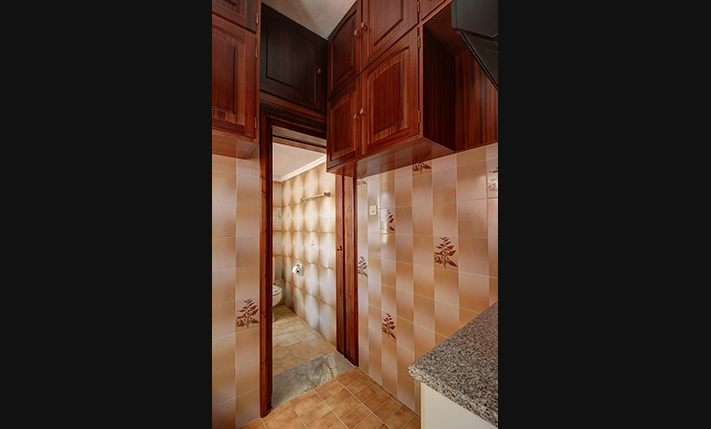 60'S CHARM ON THE TOP FLOOR OF A 2-UNIT BUILDING