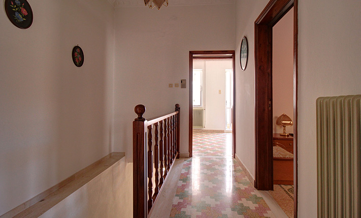 60'S CHARM ON THE TOP FLOOR OF A 2-UNIT BUILDING