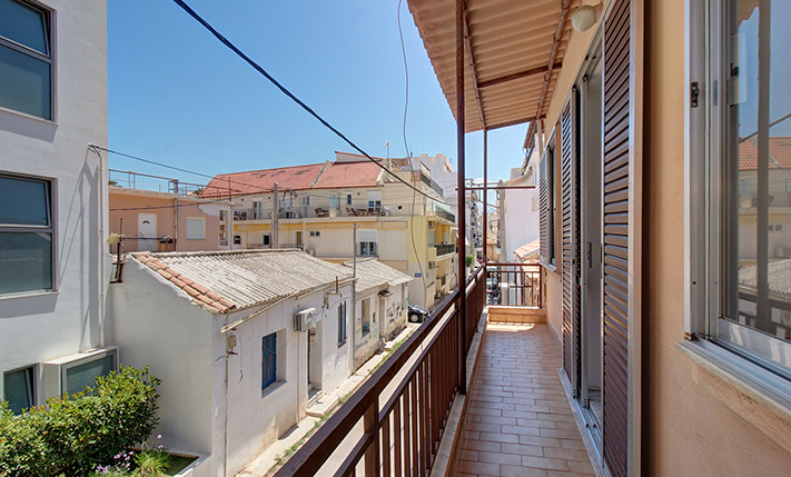 60'S CHARM ON THE TOP FLOOR OF A 2-UNIT BUILDING