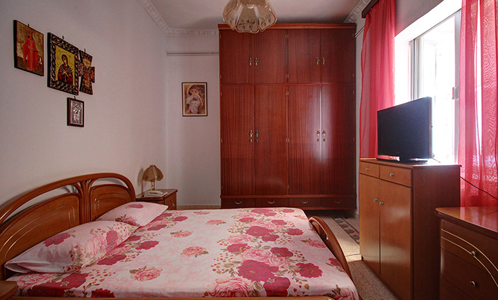 60'S CHARM ON THE TOP FLOOR OF A 2-UNIT BUILDING