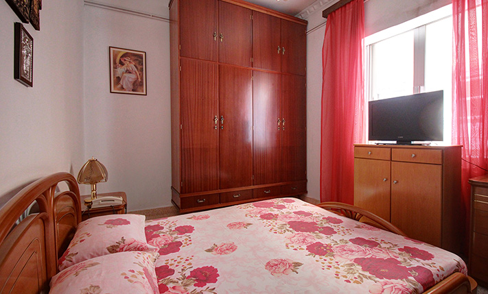 60'S CHARM ON THE TOP FLOOR OF A 2-UNIT BUILDING