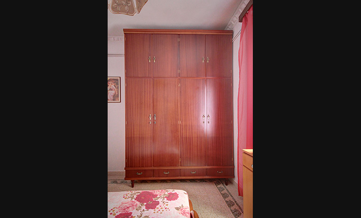 60'S CHARM ON THE TOP FLOOR OF A 2-UNIT BUILDING