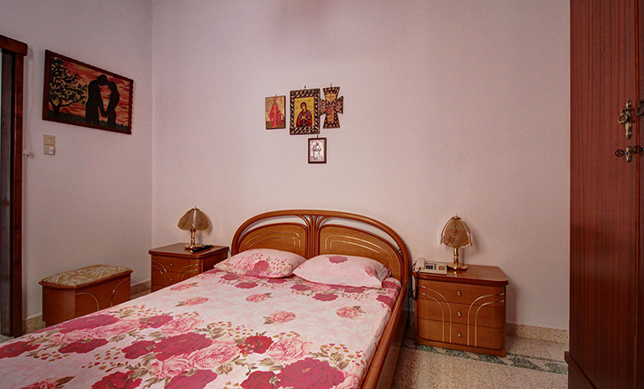 60'S CHARM ON THE TOP FLOOR OF A 2-UNIT BUILDING